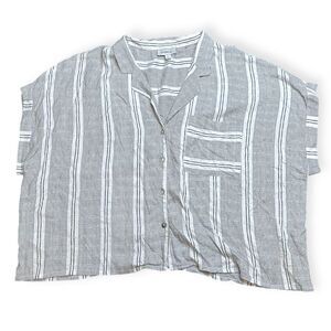EVEREVE Women’s Gray White Striped Short Sleeve Button Front Shirt Size Large